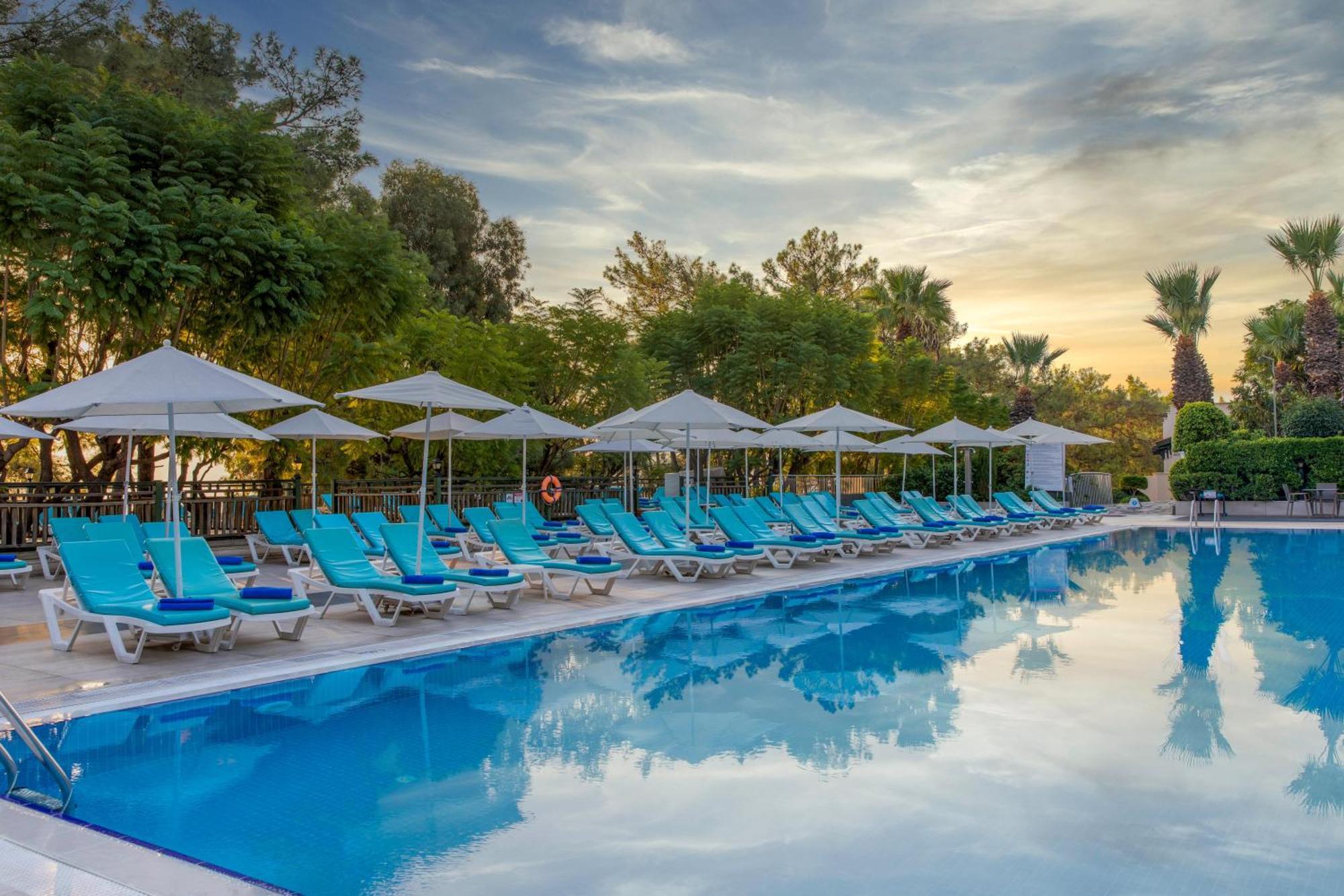 Labranda Mares Marmaris Hotel Bagian luar foto Pool at the hotel