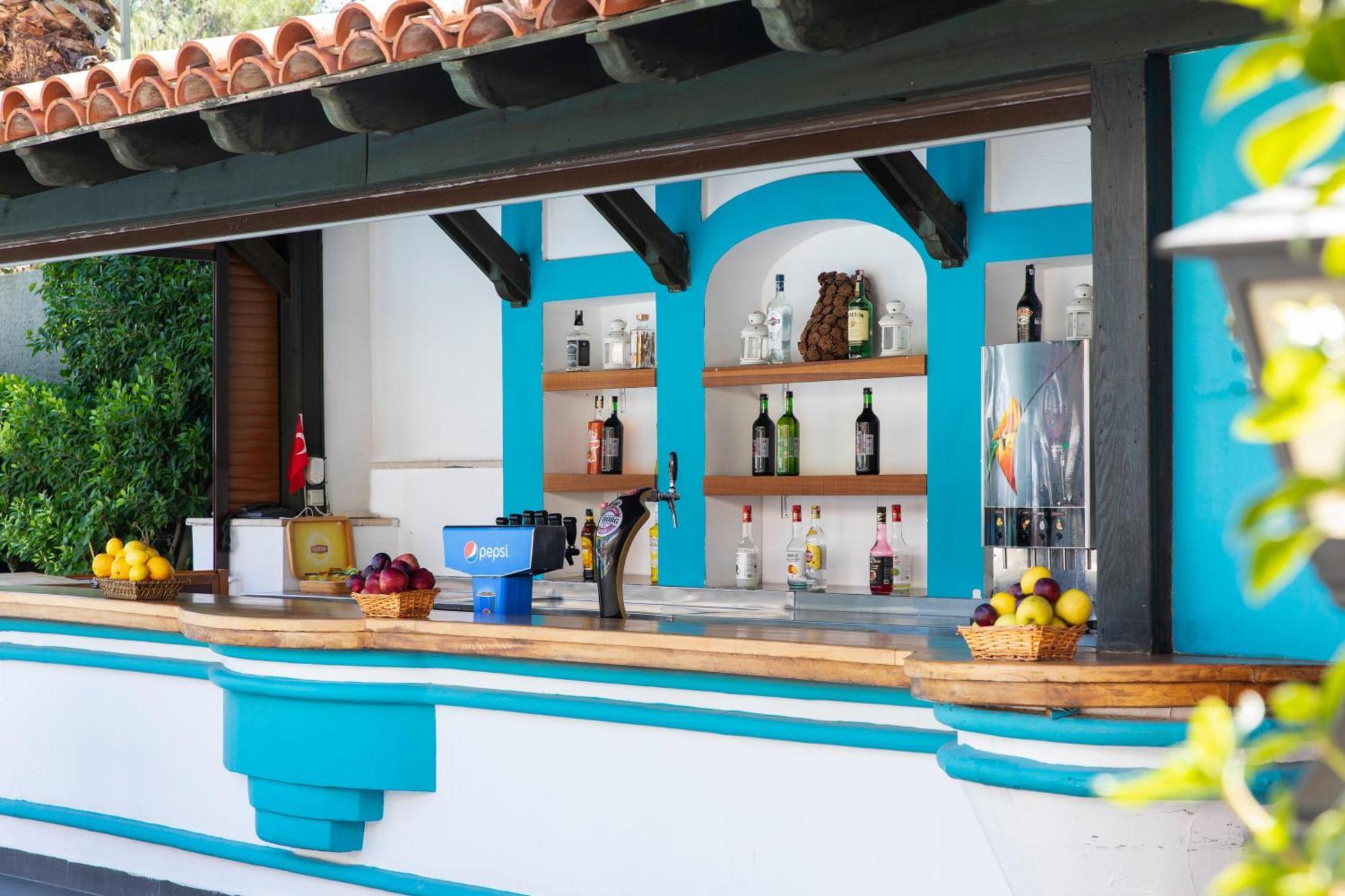 Labranda Mares Marmaris Hotel Bagian luar foto The bar at the pool