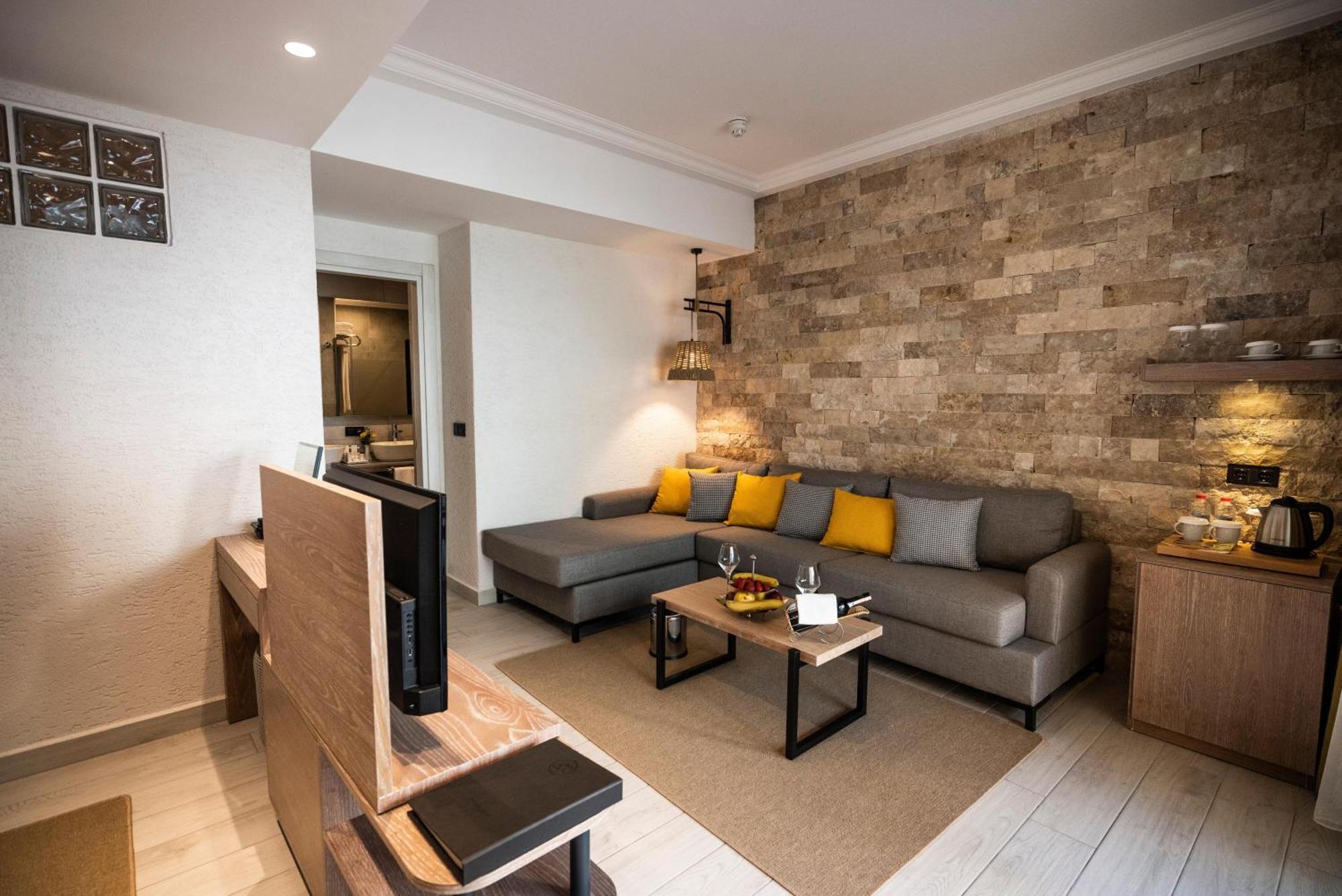 Labranda Mares Marmaris Hotel Bagian luar foto A living room in a typical apartment